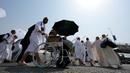 <p>Tarwiyah dilakukan jemaah dengan cara meninggalkan Makkah menuju Mina dengan berpakaian ihram dan berniat untuk menunaikan ibadah haji. (AP Photo/Rafiq Maqbool)</p>