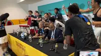 Pemain Jerman U-17 menggeruduk ruang konferensi pers untuk memberikan kejutan kepada pelatihnya, Christian Wuck, setelah menjuarai Piala Dunia U-17 2023 di Stadion Manahan, Solo, Sabtu (2/12/2023). (Bola.com/Iqry Widya Mewangi)