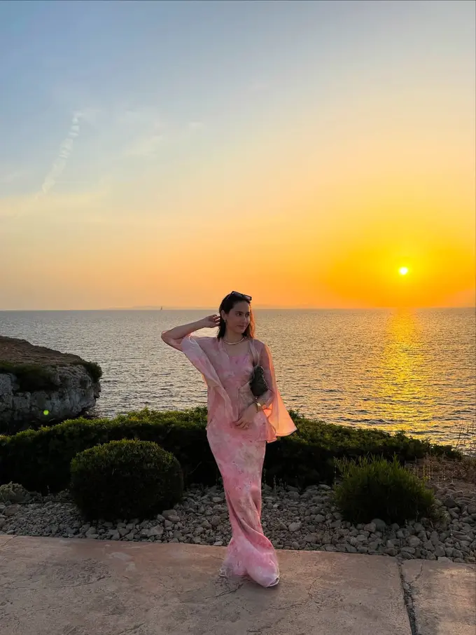 Pevita Pearce Tampil Anggun dalam Floral Dress Pink, Inspirasi Gaya Liburan Musim Panas yang Feminin dan Elegan