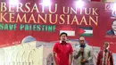 Ketua Taruna Merah Putih Maruarar Sirait (paling kiri), Ketua Kadin Rosan Roeslani (tengah) Ketua HIPMI Bahlil Lahadalia (paling kanan) memberi sambutan saat acara galang dana untuk Palestina di Jakarta (8/15). (Liputan6.com/Faizal Fanani)