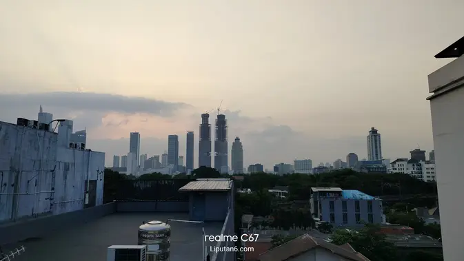 <p>Hasil Foto Kamera 108 MP HP Realme C67, objek gedung pencakar langit Jakarta (Liputan6.com/Labib Fairuz)</p>
