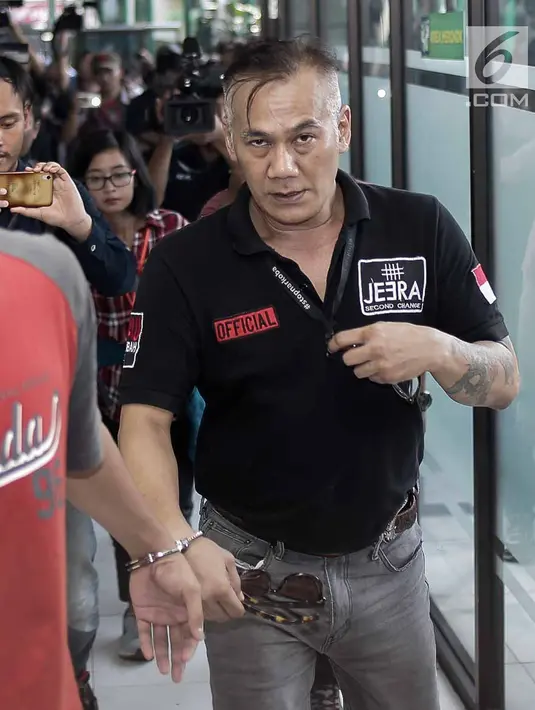 Aktor senior Tio Pakusadewo saat tiba di Pengadilan Negeri Jakarta Selatan, Senin (30/4). Tio Pakusadewo kembali menjalani persidangan kasus dugaan penyalahgunaan narkotika dengan agenda pembacaan dakwaan. (Liputan6.com/Faizal Fanani)