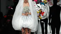 Gigi Hadid berjalan di runway mengenakan gaun rumah mode Moschino untuk koleksi SS19 selama gelaran fashion week di Milan, Italia, Kamis (20/9). Gigi tampil dalam balutan gaun pengantin berpotongan pendek dengan desain menggelembung. (AP/Antonio Calanni)