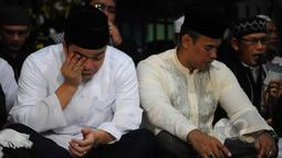 Adik Olga Syahputra, Billy terlihat tak kuasa menahan air mata saat acara tahlilan tujuh hari kematian Olga Syahputra di kawasan Duren Sawit, Jakarta, Jumat (3/4/2015). (Liputan6.com/Herman Zakharia)