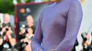 Tilda Swinton berpose untuk fotografer saat tiba untuk pemutaran film "The Eternal Daughter" selama Venice Film Festival 2022 ke-79 di di Lido di Venesia, Italia (6/9/2022). Aktris Inggris itu mengatakan tampilan itu merupakan penghormatan kepada bendera Ukraina. (AFP/Andreas Solaro)