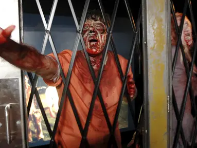 Sejumlah orang berdandan Zombie selama acara pembukaan wahana "The Walking Dead Experience-Chapter One" di Atlanta, Amerika Serikat, (29/10/2015). Pertunjukan menampilkan efek khusus canggih untuk menambah ketakutan pengunjung. (REUTERS/Tami Chappell)