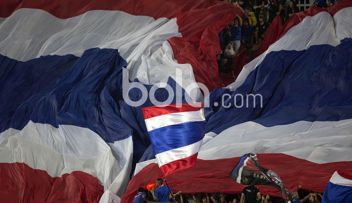 Aksi suporter Thailand mengibarkan bendera pada laga Final leg kedua Piala AFF 2016 di Thailand, (17/12/2016). (Bola.com/Vitalis Yogi Trisna)