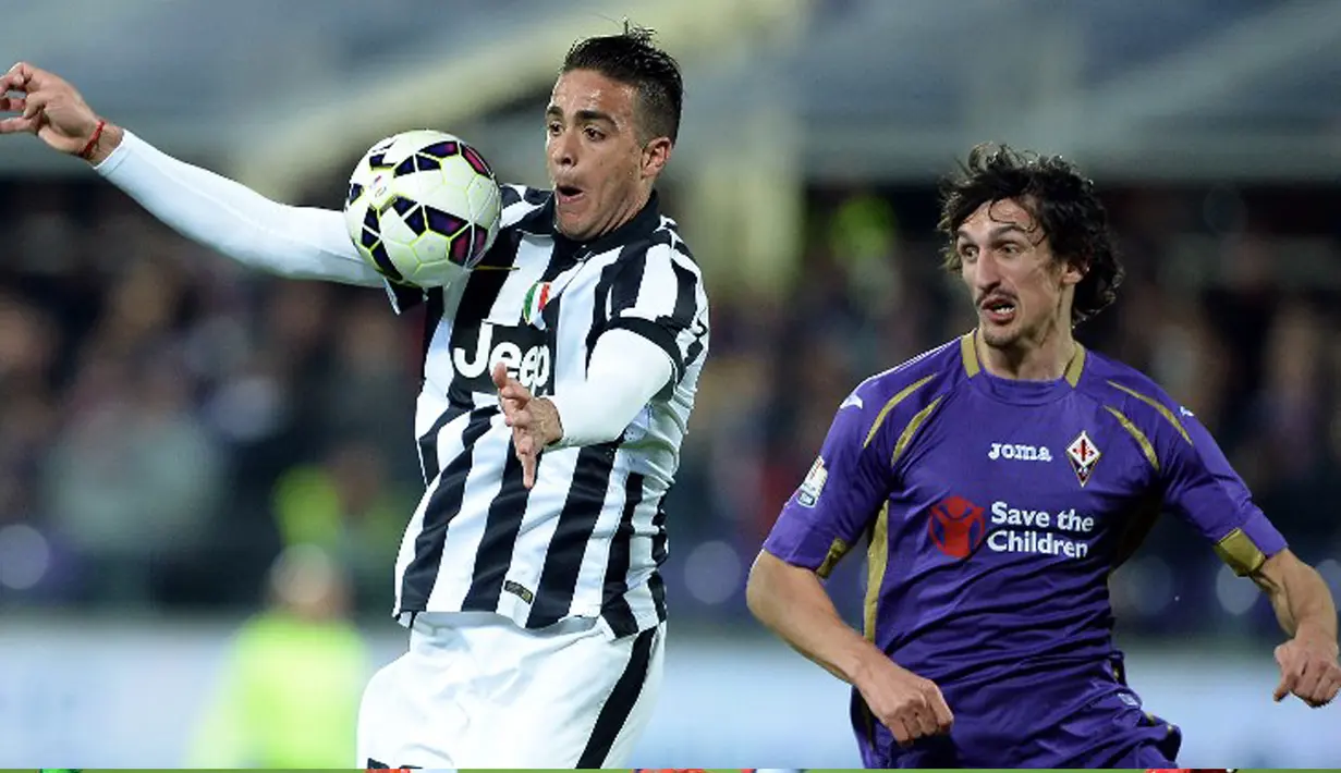 Penyerang Juventus, Alessandro Matri (kiri)  mengontrol bola dari kejaran pemain Fiorentina pada leg kedua Semifinal Coppa Italia di stadion Artemio Franchi, Italia,Rabu (8/4/2015). Juventus menang 3-0 atas Fiorentina. (AFP PHOTO/Filippo Monteforte)
