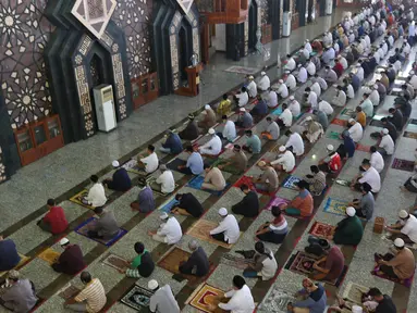 Suasana jemaah Salat Jumat di Masjid At-Tin, Jakarta, Jumat (13/08/2021). Masjid At-Tin kembali menggelar Salat Jumat pertama kalinya setelah kegiatan shalat jumat dihentikan lantaran mengikuti ketentuan pemberlakuan PPKM Darurat. (Liputan6.com/Herman Zakharia)