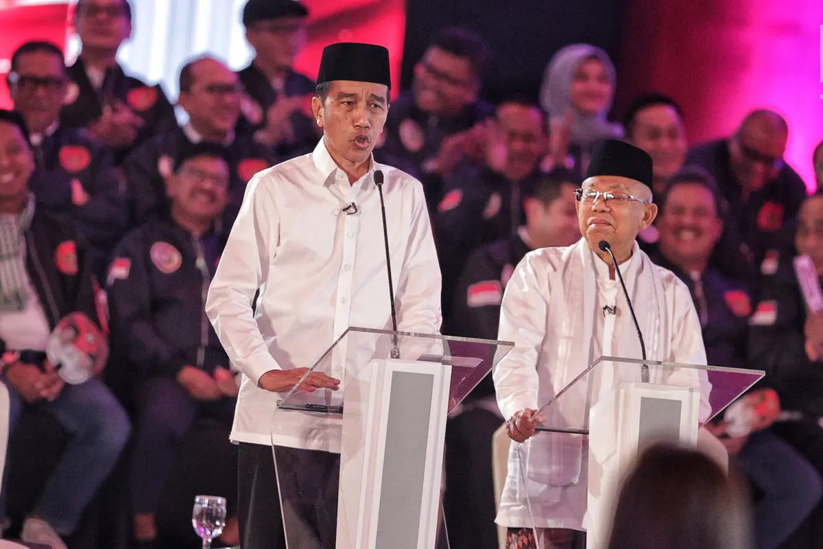 Ekspresi Jokowi - Ma'ruf Amin Saat Mengikuti Debat Perdana