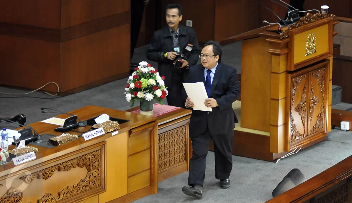 Bambang Brodjonegoro saat akan memberikan hasil laporan mengenai RUU tentang Penjaminan di Rapat Paripurna ke 14 Persidangan II Tahun 2015-2016, Jakarta, Kamis (17/12/2015). Jakarta, Kamis (17/12/2015).(Liputan6.com/Johan Tallo)
