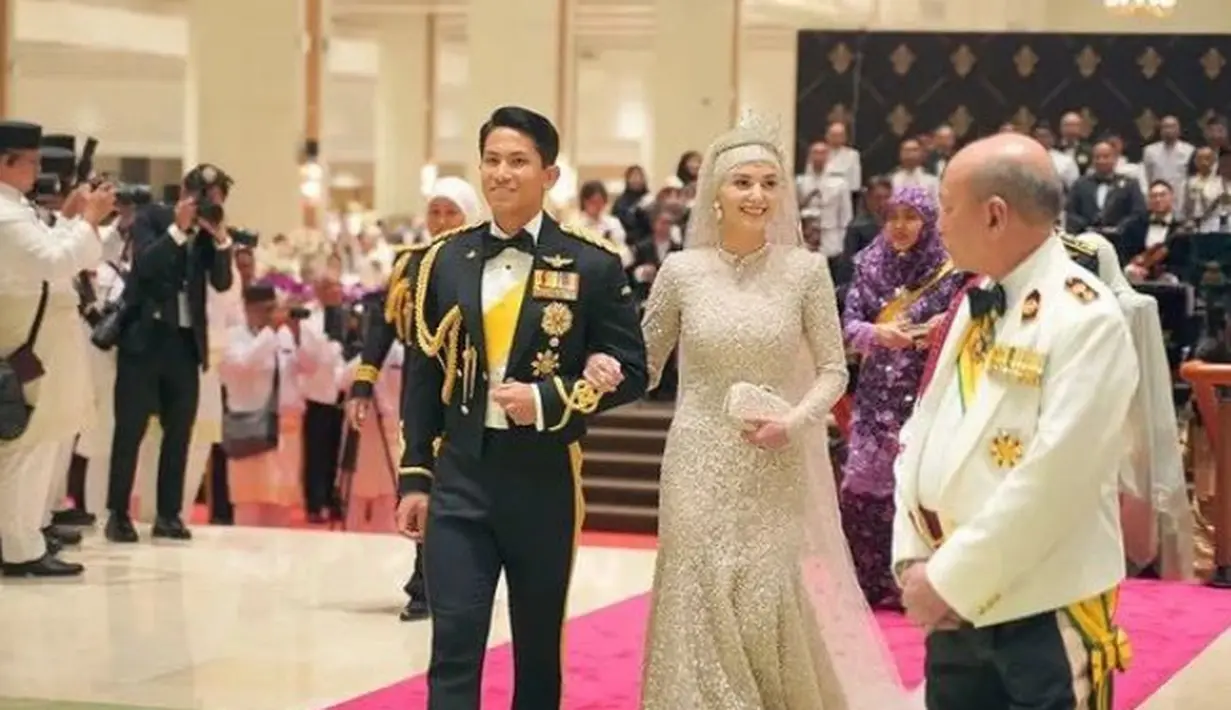 Penampilan Anisha Rosnah semakin mewah dengan mahkota di kepalanya, hingga perhiasan yang mempercantik tampilan. Ia mengenakan satu set perhiasan mewah dari anting, kalung, dan gelangnya. [@nzstudios.official]