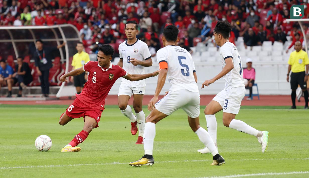 <p>Pemain Timnas Indonesia, Marselino Ferdinan (kiri) berusaha mencetak gol ke gawang Kamboja dalam laga Grup A Piala AFF 2022 di Stadion Utama Gelora Bung Karno, (SUGBK), Jumat (23/12/2022). (Bola.com/M Iqbal Ichsan)</p>