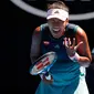 Petenis Jepang, Naomi Osaka bereaksi seusai meraih poin dari petenis Ukraina, Elina Svitolina pada perempat final Australia Terbuka 2019 di Melbourne, Rabu (23/1). Naomi Osaka sukses mengalahkan Elina Svitolina dengan skor 6-4, 6-1. (DAVID GRAY / AFP)