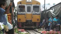 Ngeri, Pasar Ini Berada di Lintasan Kereta Api Aktif