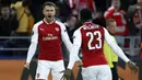 Pemain Arsenal, Aaron Ramsey (kiri) merayakan golnya ke gawang CSKA Moscow pada leg kedua Liga Europa di CSKA Arena, Russia, (12/3/2018). Arsenal lolos ke Semifinal dengan agregat gol 6-3. (AP/Pavel Golovkin)