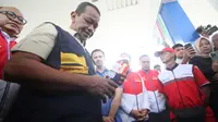 Menteri ESDM Bahlil Lahadalia mengecek kualitas BBM. (Liputan6.com/Aslam Mahfuz)