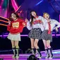 Grup K-pop Korea Selatan, STAYC, tampil dalam konser K-pop sebagai bagian dari Seoul Festa 2023, di stadion Jamsil di Seoul, pada 30 April 2023. (ANTHONY WALLACE/AFP)