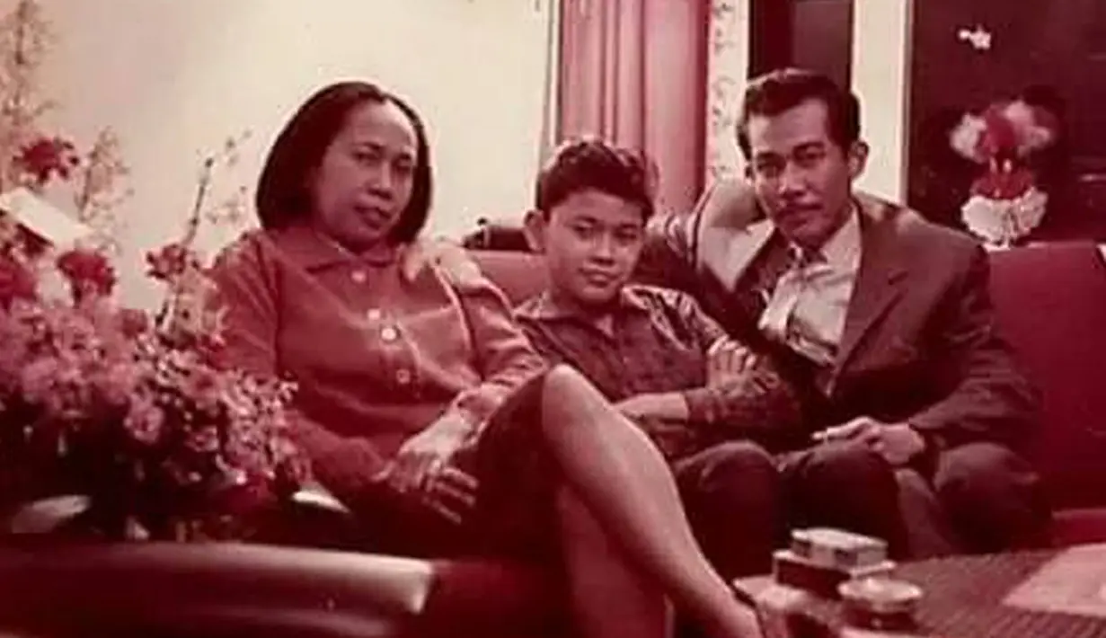 Bob Sadino muda saat bersama istri dan anaknya. (www.facebook.com/ance.dewianti)