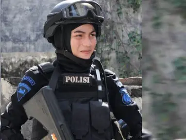 Bripda Nina Octoviana, polisi wanita berhijab anggota Gegana Brimob Polda Aceh yang berhasil mencuri perhatian. (instagram.com/ninaoktoviana)