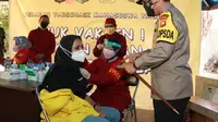 Vaksinasi massal di Ubhara Surabaya. (Dian Kurniawan/Liputan6.com)