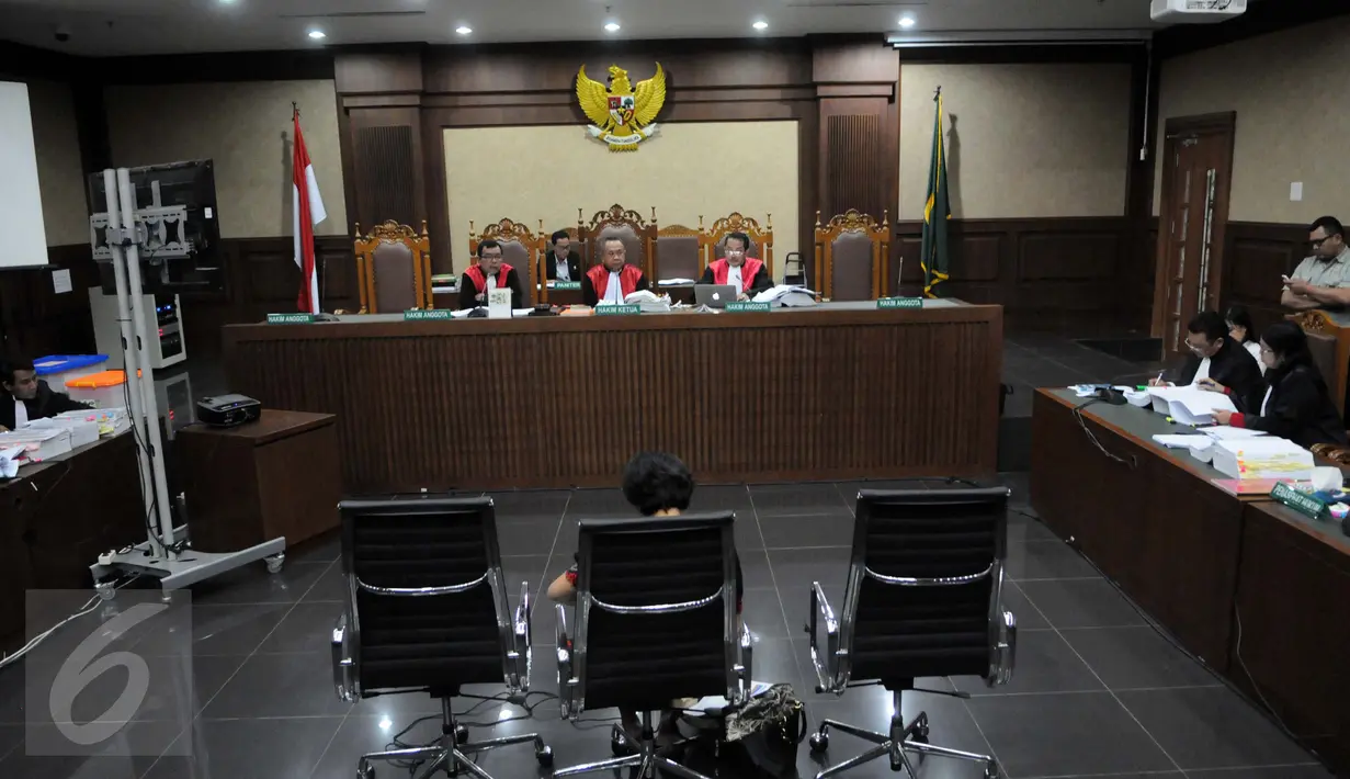 Dokter Psikiatri dari Departemen Psikiatri Fakultas Kedokteran UI RSCM Natalia Widiasih duduk di kursi menjadi saksi ahli dalam sidang perkara pembunuhan Wayan Mirna Salihin di PN Jakarta Pusat, Kamis,(18/8). (Liputan6.com/Helmi Afandi)