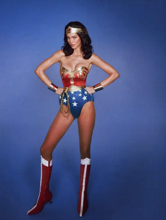 Kendall Jenner tampil dengan kostum Wonder Woman, dengan bodysuit merah dan birunya. Lengkap dengan riasan kepala ala Wonder Woman. [@kendalljanner]