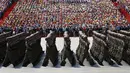 Ratusan tentara melakukan long march saat parade militer untuk memperingati 70 tahun berakhirnya Perang Dunia II di Beijing, China, Kamis (3/9/2015). (REUTERS/Damir Sagolj)