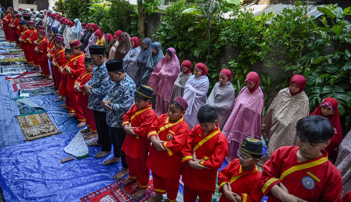 Sejumlah pelajar dan guru dari pondok pesantren Muhammadiyah mengikuti salat Istisqa untuk memohon turunnya hujan di tengah kekeringan berkepanjangan akibat fenomena El Niño di Surabaya, Jawa Timur, Kamis (22/10/2026). (JUNI KRISWANTO/AFP)