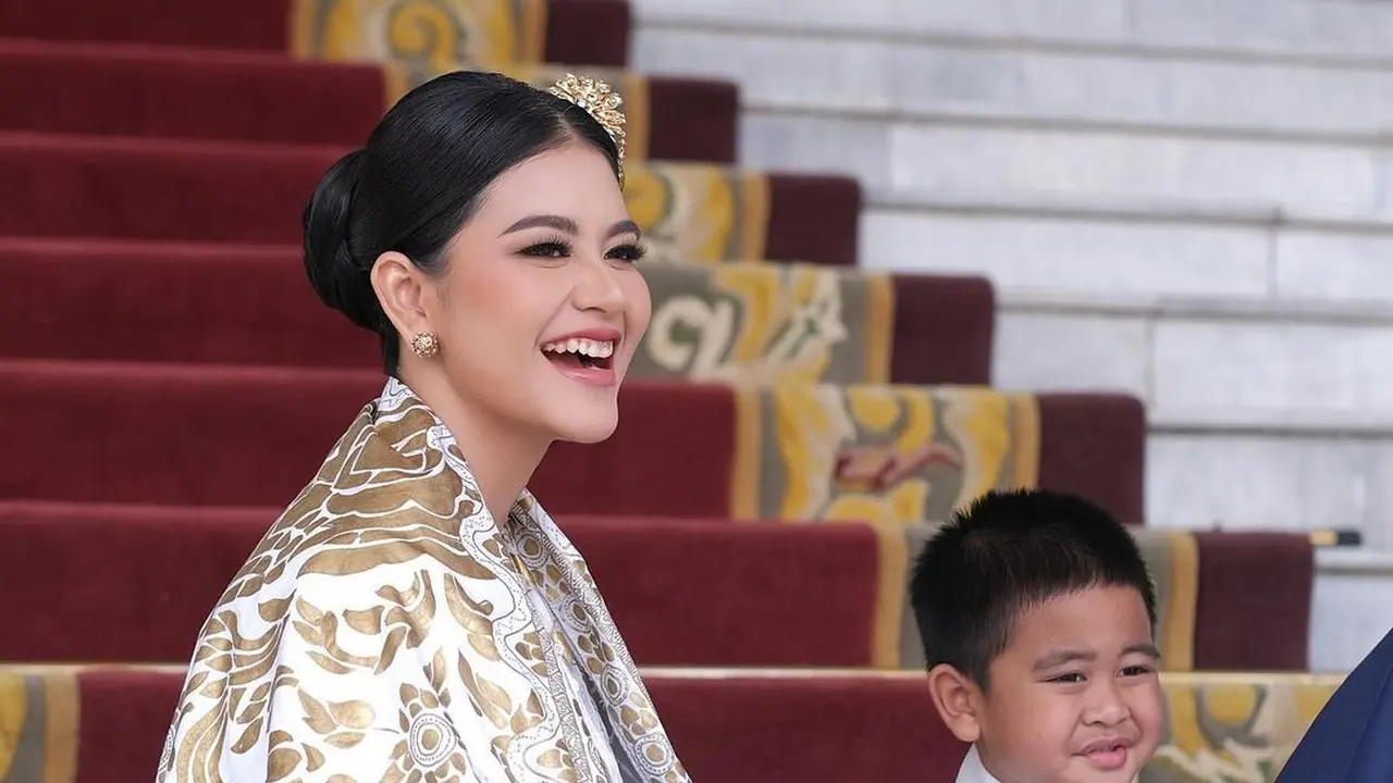 Kahiyang Ayu dengan makeup flawless (Instagram/malvava)