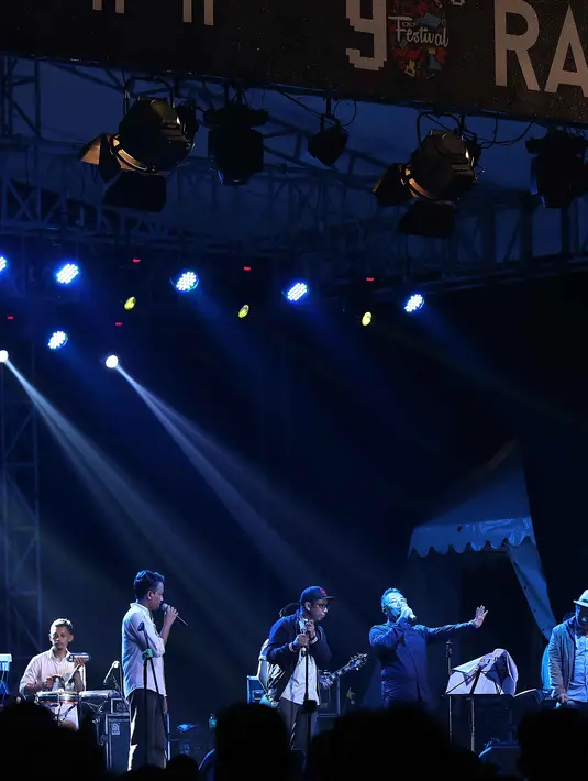 "Tua sih tua ya, tapi gak gini-gini juga. Lihat saja ini font-nya gede-gede begini sampai pakai ukuran font 24. Malah ini lebih, 74 kali ukurannya. Ini sih penghinaan, kita kan sudah pakai kacamata," canda Denny Chandra. (Nurwahyunan/Bintang.com)