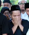 Isak tangis mengiringi ke peristirahatan terakhir H. Mansyur, ayah Narji. Anak, cucu saudara dan kerabat Narji Cagur turut memberi penghormatan terakhirnya. (Adrian Putra/Bintang.com)