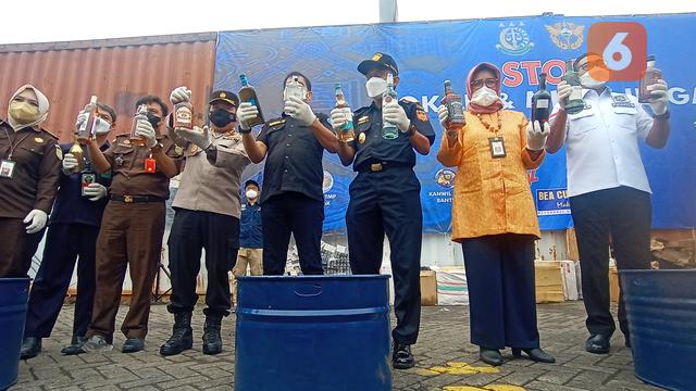 Minuman Beralkohol Dan Rokok Ilegal Di Musnahkan Bea Dan Cukai. (Selasa, 07/12/2021). (Liputan6.com/Yandhi Deslatama).