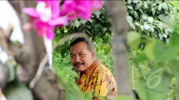 Wakapolri Badrodin Haiti beristirahat sejenak jelang kedatangan Komisi III ke rumahnya di kawasan Jagakarsa, Jakarta, Rabu (15/4/2015). (Liputan6.com/Helmi Afandi)