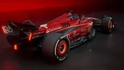 Jika dilihat dari designnya, ada yang berubah pada bagian sidepod mobil Ferrari SF-24. Cekungan yang menyerupai bak di atas sidepod sudah tak terlihat lagi. (AFP/Handout/Ferrari Press Office)