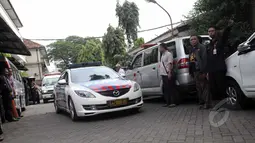 Mobil ambulan yang membawa jenazah terpidana mati asal Brazil, Rodrigo Gularte tiba di Rumah Duka RS Carolus, Jakarta, Rabu, (29/4/2015). Jenazah tiba sekitar pukul 12.50 WIB dengan diiringi mobil polisi. (Liputan6.com/Helmi Afandi)