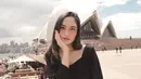 Berlibur ke Sydney, Australia, Cindy Priscilla berpose di depan Opera House. (Liputan6.com/IG/@cindypriscilla)