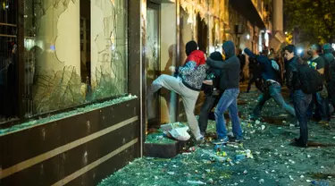 Pengunjuk rasa merusak kantor Presiden Gjorge Ivanov di jalanan ibu kota Makedonia, Skopje, Rabu (13/4). Sebelumnya, ribuan demonstran melakukan unjuk rasa memprotes keputusan Presiden memberikan pengampunan bagi 56 politikus. (Robert ATANASOVSKI/AFP)