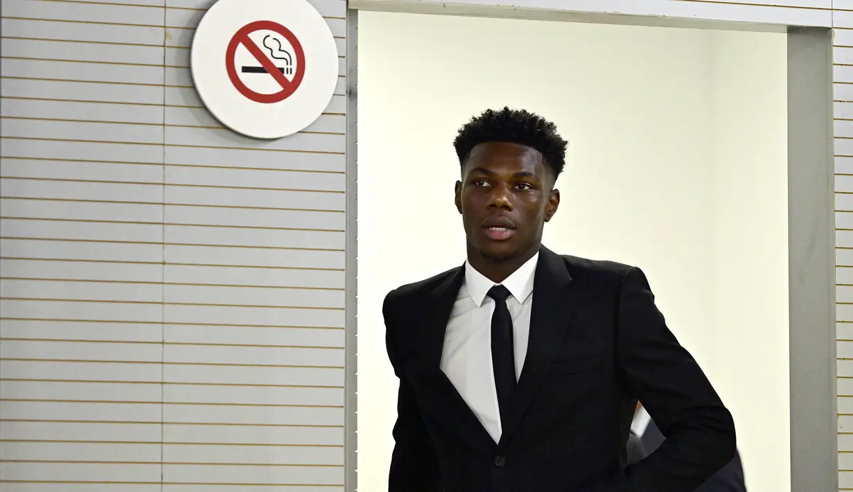 Gelandang Prancis Aurelien Tchouameni tiba untuk mengadakan konferensi pers selama perkenalan resminya sebagai pemain baru Real Madrid CF di Ciudad Real Madrid di Valdebebas, Selasa (14/6/2022). Pemain berusia 22 tahun itu akan menggunakan nomor punggung 18 pada musim 2022-2023. (JAVIER SORIANO / AFP)