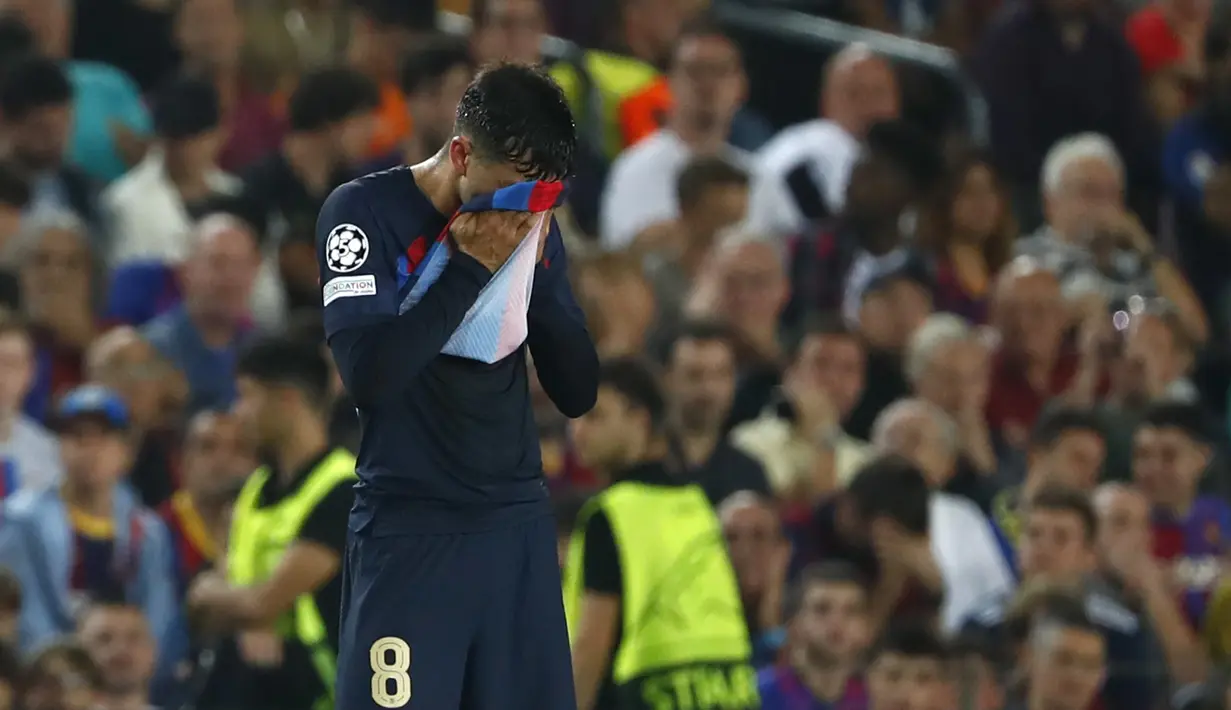 Reaksi gelandang Barcelona Pedri setelah penyerang Bayern Munchen Eric Maxim Choupo-Moting mencetak gol pada matchday kelima Grup C Liga Champions di Camp Nou, Barcelona, Spanyol, Kamis (27/10/2022). Barcelona dipastkan terbuang ke Liga Europa bahkan sebelum pertandingan dimulai, setelah dalam pertandingan lain, Inter Milan kalahkan Viktoria Plzen 4-0. (AP Photo/Joan Monfort)