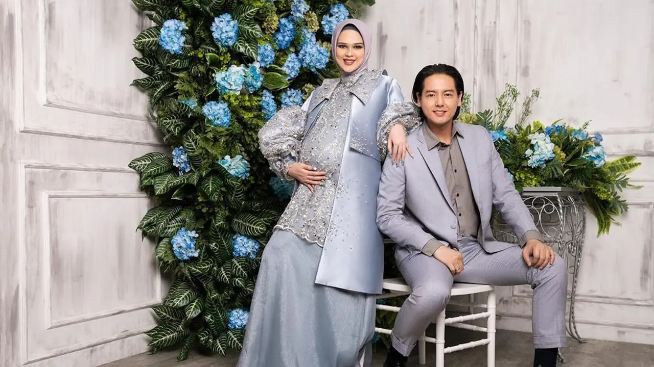 6 Gaya Maternity Shoot Roger Danuarta dan Cut Meyriska, Busananya Penuh Brokat