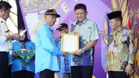Bupati OKU Timur, Ir H Lanosin ST menerima penghargaan MURI. (Foto: Istimewa)
