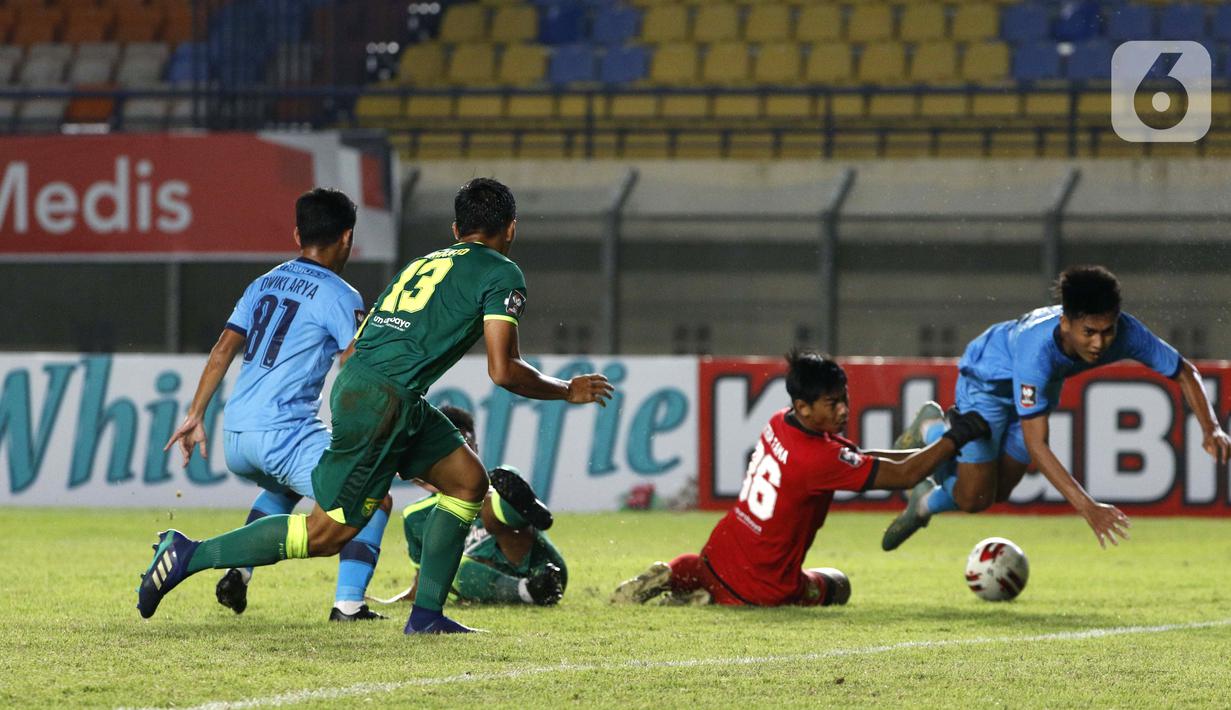 Penjaga gawang Persebaya Satria Tama Hardianto berusaha menghadang serangan pemain Persela Lamongan dalam pertandingan babak penyisihan Grup C Piala Menpora 2021 di Stadion Si Jalak Harupat, Bandung, Sabtu (3/4/2021). Laga berakhir 0-0. (Bola.com/Ikhwan Yanuar)