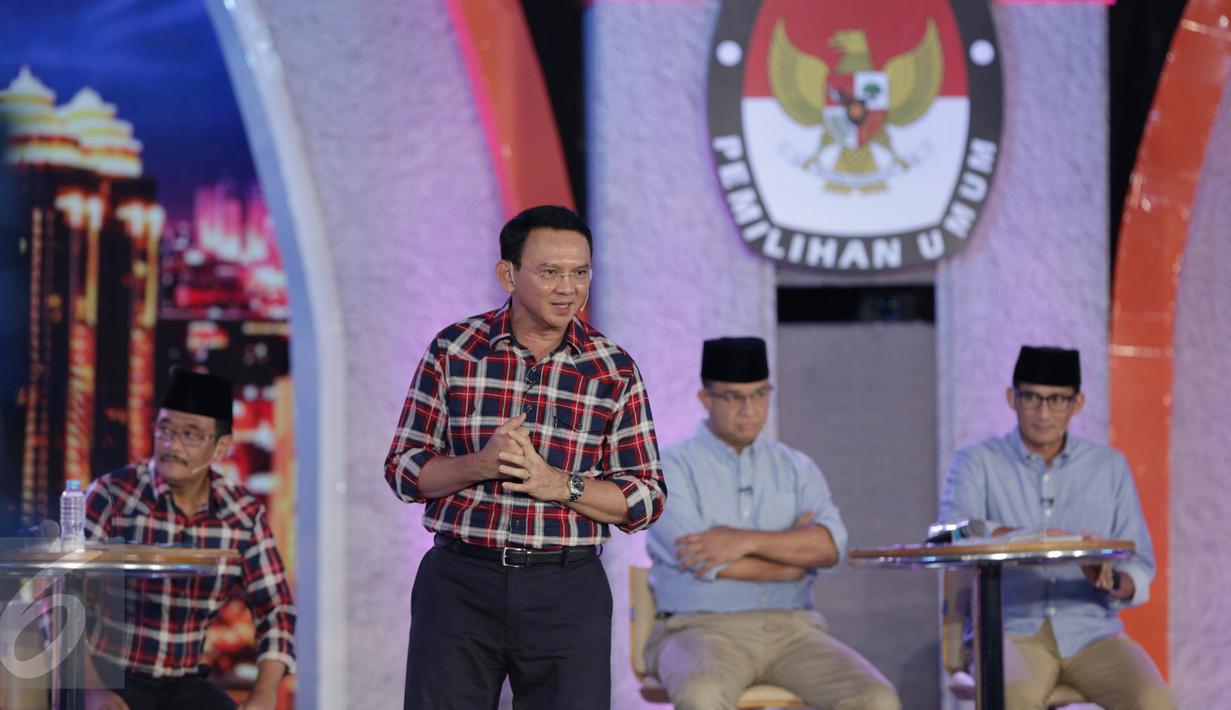 Calon Gubernur no 2, Basuki Tjahaja Purnama atau Ahok menjawab pertanyaan saat debat terakhir Pilgub DKI Jakarta 2017 di Hotel Bidakara, Jakarta, Rabu (12/4). (Liputan6.com/Faizal Fanani)