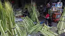Pedagang membuat cangkang ketupat di kawasan Palmerah, Jakarta, Minggu (18/7/2021). Sepinya pembeli membuat para pedagang menjual cangkang ketupat hanya dengan harga Rp 5 ribu per ikat, padahal biasanya Rp 8 ribu per ikat. (Liputan6.com/Faizal Fanani)