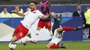 Pemain Turki, Kenan Karaman saat dilanggar bek Prancis, Lucas Hernandez selama pertandingan Grup H Kualifikasi Piala Eropa 2020 di Stade de France di Saint Denis, utara Paris (14/10/2019). Turki bermain imbang 1-1 atas Prancis. (AP Photo/Thibault Camus)