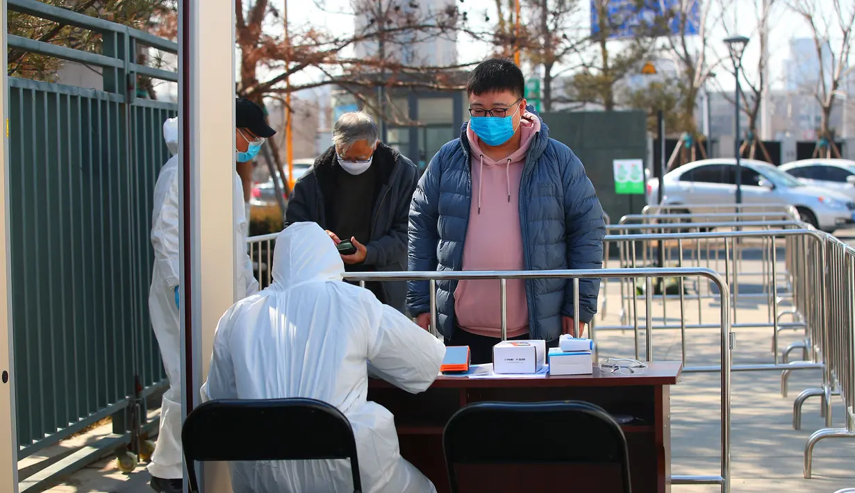 Orang-orang melakukan pendaftaran sebelum memasuki Museum Sejarah 9.18 di Shenyang, ibu kota Provinsi Liaoning, China timur laut (17/3/2020). Delapan museum di Shenyang kembali dibuka untuk umum pada Selasa (17/3) dengan mengambil langkah-langkah untuk mencegah penyebaran Covid-19. (Xinhua/Long Lei)