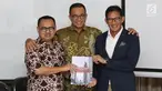 Ketua Tim Sinkronisasi Anies-Sandi, Sudirman Said (kiri) menyerahkan hasil kerja tim sinkronisasi pada pasangan Gubernur-Wakil Gubernur DKI terpilih Anies Baswedan (tengah) dan Sandiaga Uno di Jakarta, Jumat (13/10). (Liputan6.com/Immanuel Antonius)