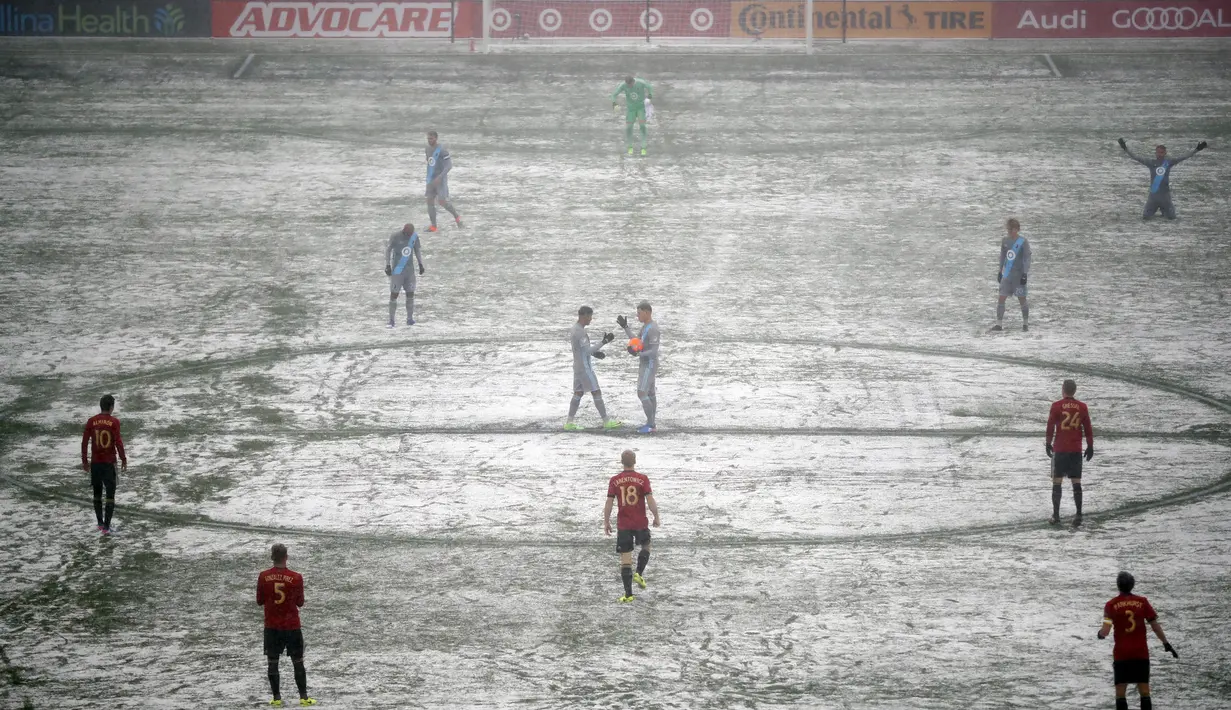 Para pemain Atlanta United bersiap melawan tuan rumah, Minnesota United pada laga MLS di Stadion TCF Bank, Amerika Serikat, Minggu (12/3/2017). Bermain di suhu minus enam derajat celcius, Atalanta berhasil menang 6-1 atas Minnesota. (AP/Jeff Wheeler) 