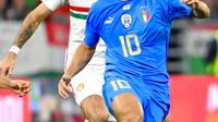 Pemain Italia Giacomo Raspadori (depan) mengontrol bola di depan pemain Hungaria Dominik Szoboszlai pada pertandingan sepak bola UEFA Nations League di Puskas Arena, Budapest, Hungaria, 26 September 2022. Italia berhasil mengalahkan Hungaria dengan skor 2-0. (Tamas Kovacs/MTI via AP)